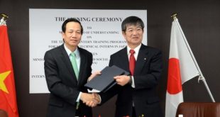 Bộ trưởng Bộ Lao động, Thương binh và Xã hội Đào Ngọc Dung (trái) và Chủ tịch IM Japan Yanagisawa Kyoe trao bản ghi nhớ về Chương trình thực tập sinh kỹ năng Việt Nam tại Nhật Bản. Ảnh: Thành Hữu, Gia Quân phóng viên thường trú TTXVN tại Nhật Bản.