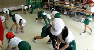 Học sinh tiểu học ở Nhật tự lau dọn lớp học
